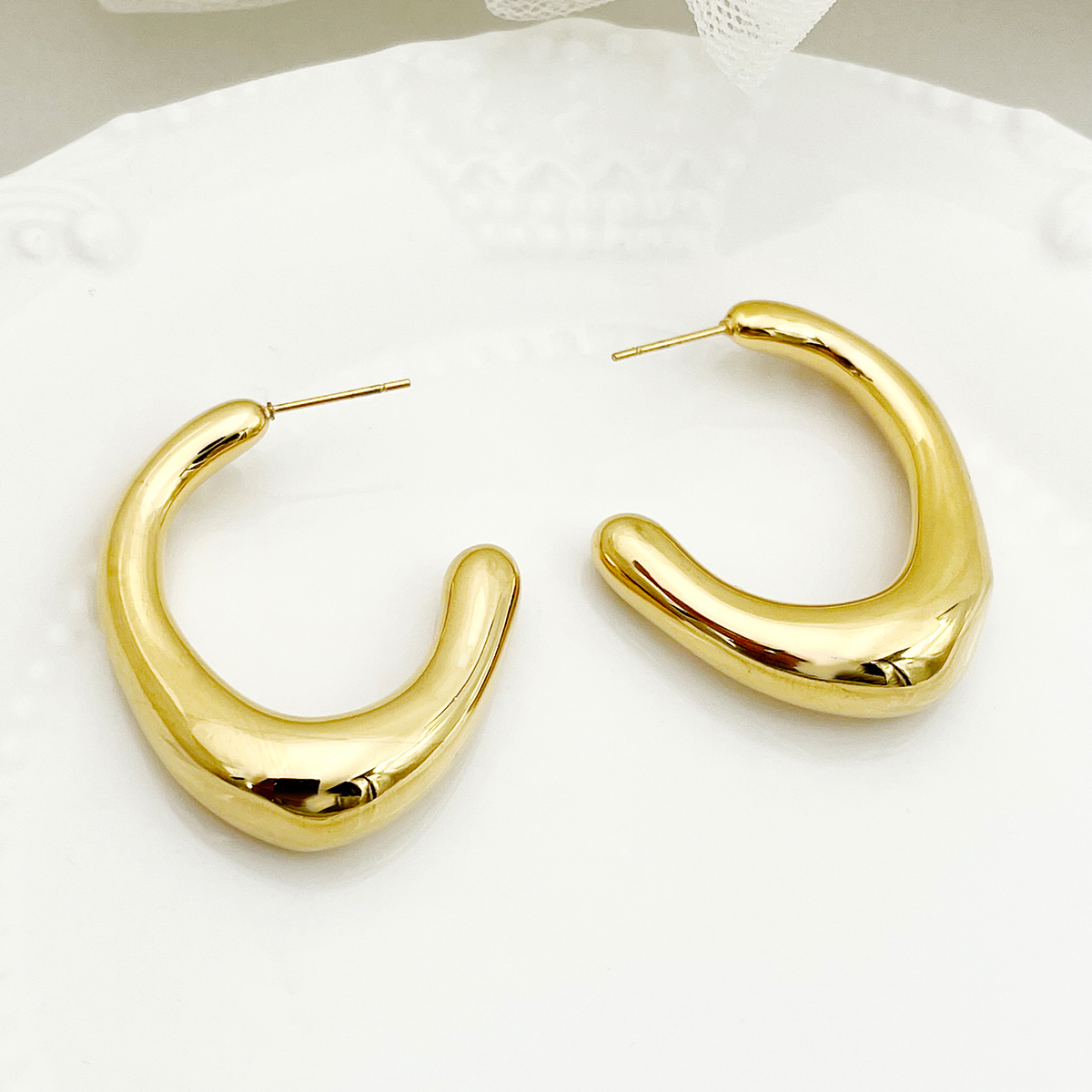 1 Pair Streetwear Commute C Shape Plating 304 Stainless Steel Gold Plated Ear Studs display picture 1
