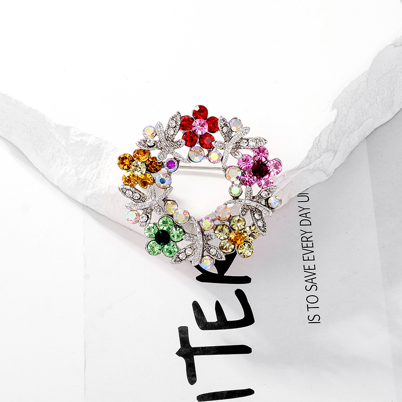 Elegant Lady Roman Style Flower Wreath Alloy Inlay Rhinestones Women's Brooches display picture 5