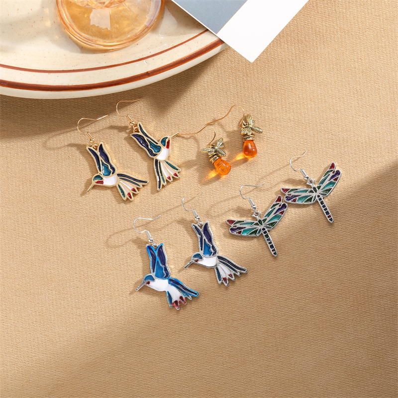 1 Pair Retro Bird Asymmetrical Alloy Resin Drop Earrings display picture 4