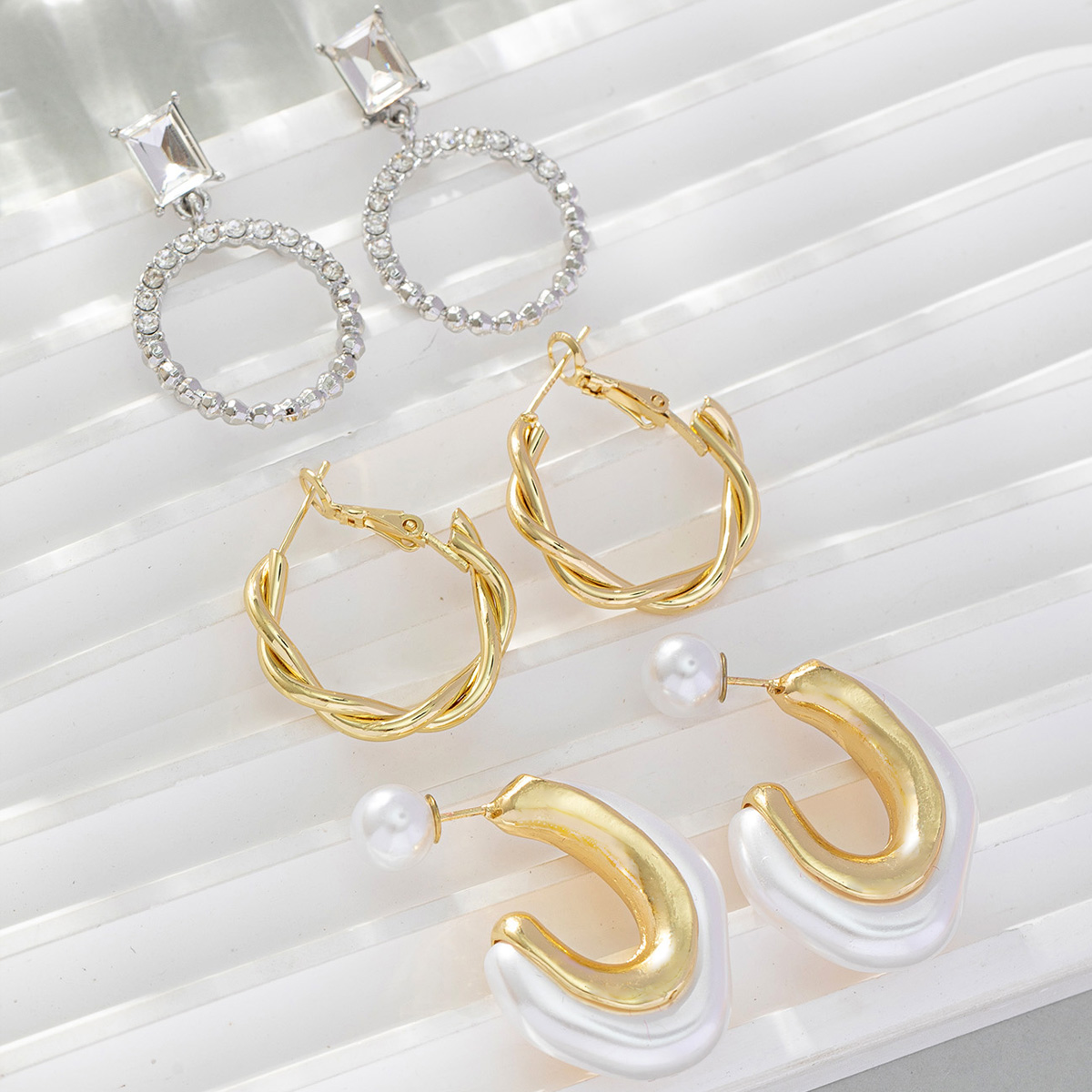 3 Pairs Korean Style C Shape Circle Twist Inlay Imitation Pearl Alloy Rhinestones Earrings display picture 1