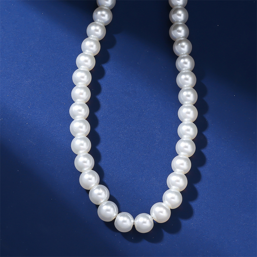 Elegant Solid Color Imitation Pearl Women's Necklace display picture 3