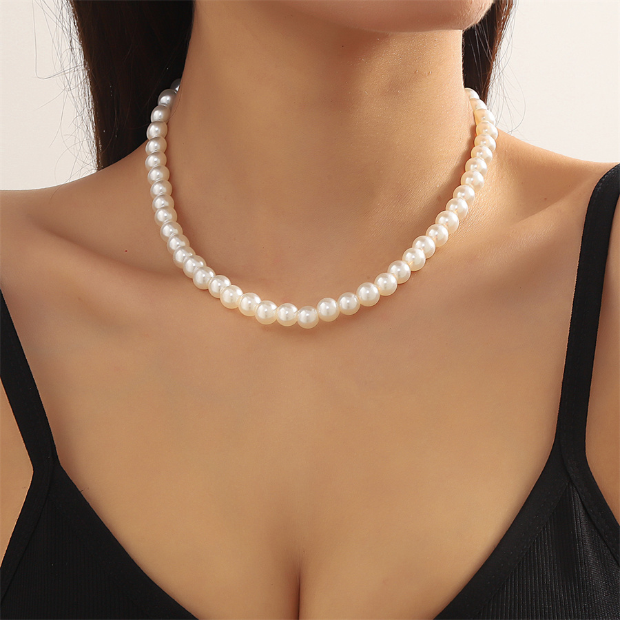 Elegant Solid Color Imitation Pearl Women's Necklace display picture 2