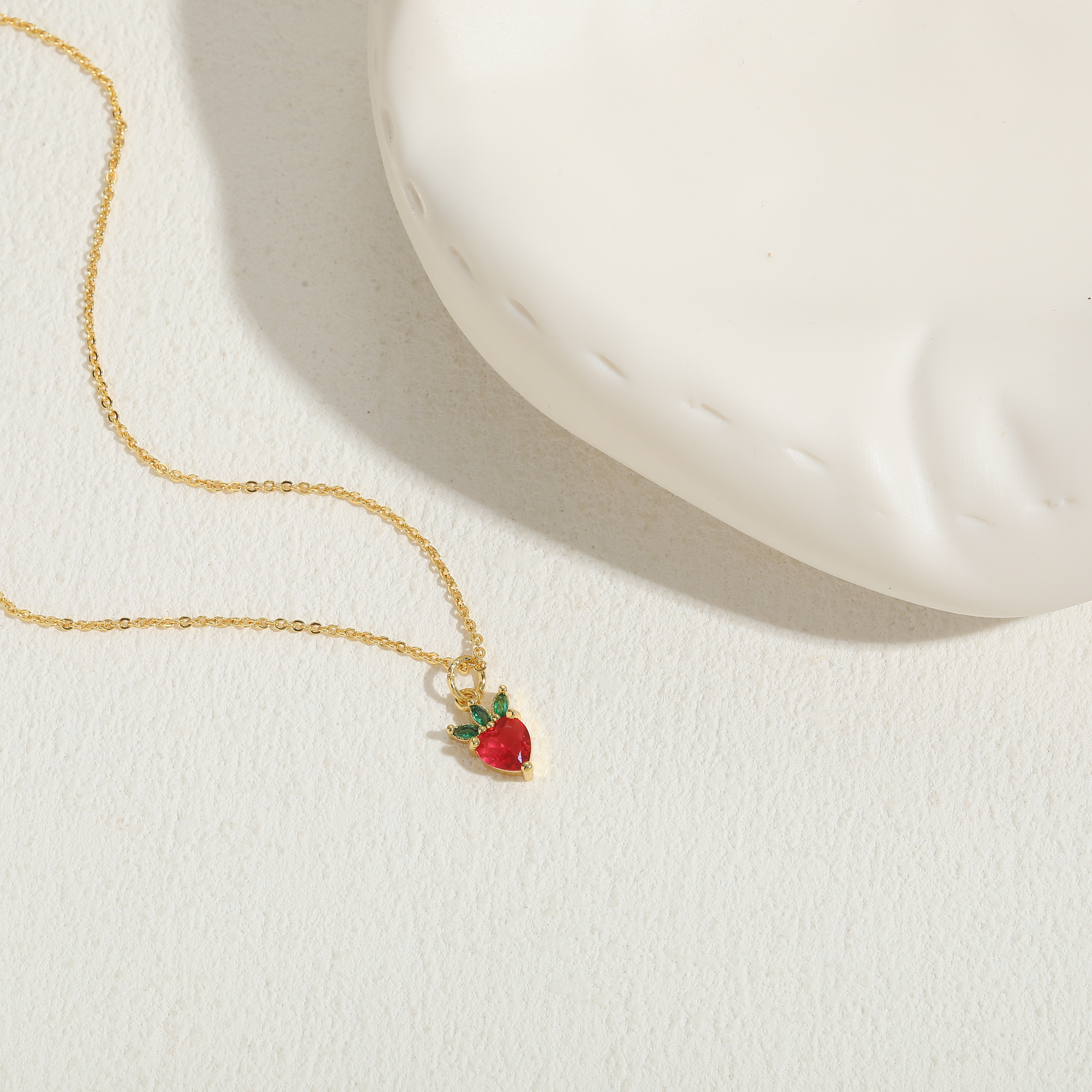 Elegant Luxuriös Klassischer Stil Frucht Kupfer 14 Karat Vergoldet Zirkon Halskette Mit Anhänger In Masse display picture 4