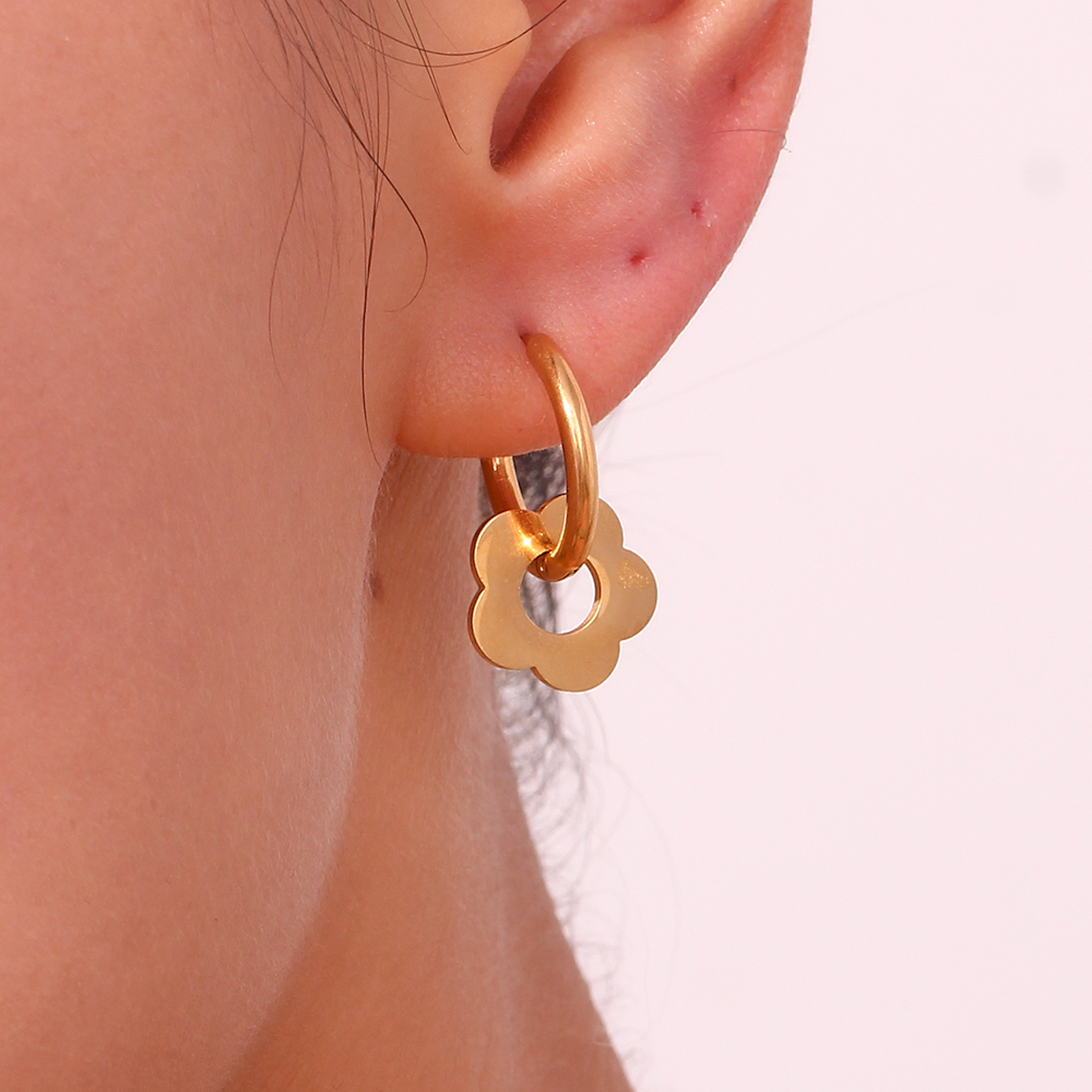 1 Pair Sweet Simple Style Classic Style Flower Plating Stainless Steel 18k Gold Plated Drop Earrings display picture 3