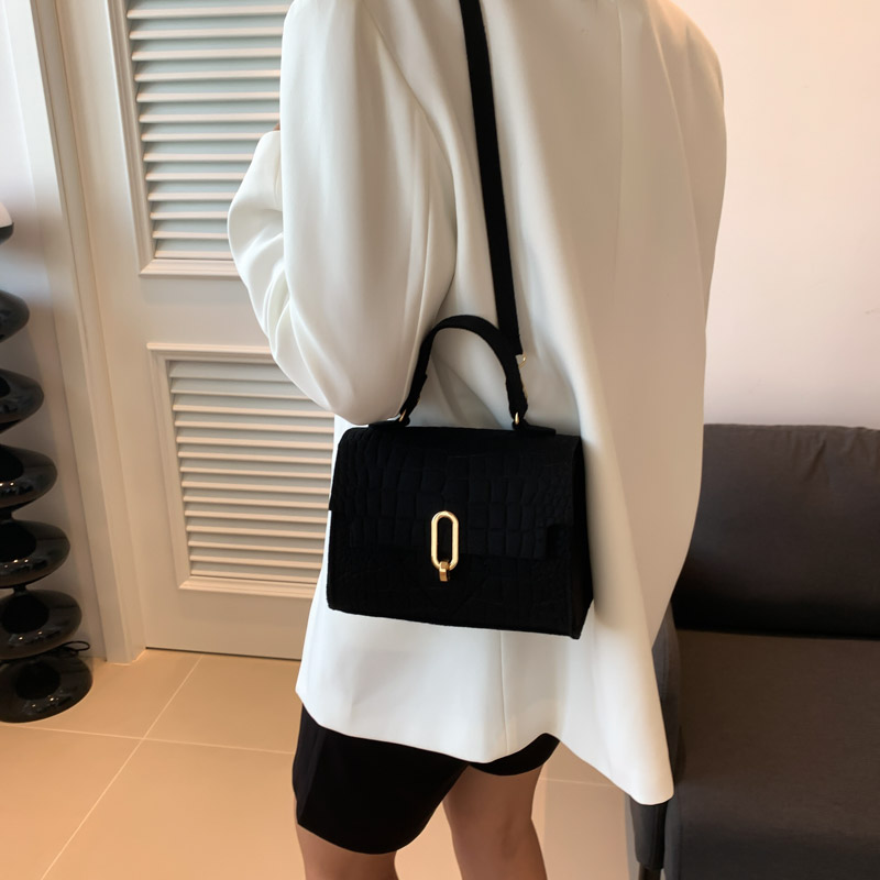 Women's Felt Cloth Solid Color Elegant Streetwear Square Flip Cover Shoulder Bag Handbag Crossbody Bag display picture 2