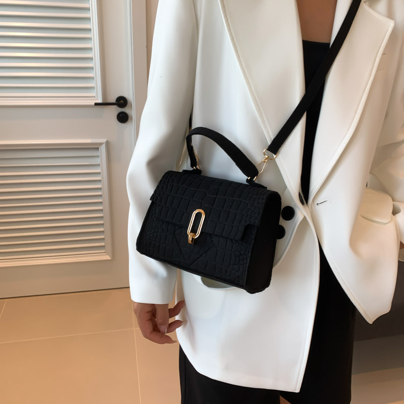 Women's Felt Cloth Solid Color Elegant Streetwear Square Flip Cover Shoulder Bag Handbag Crossbody Bag display picture 3