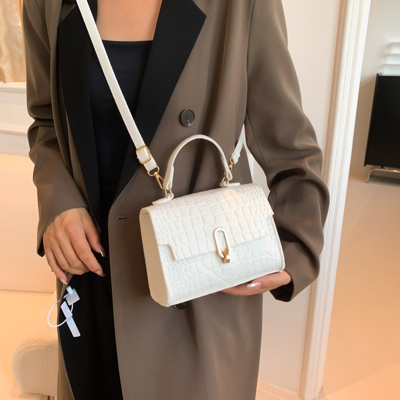 Women's Felt Cloth Solid Color Elegant Streetwear Square Flip Cover Shoulder Bag Handbag Crossbody Bag display picture 1