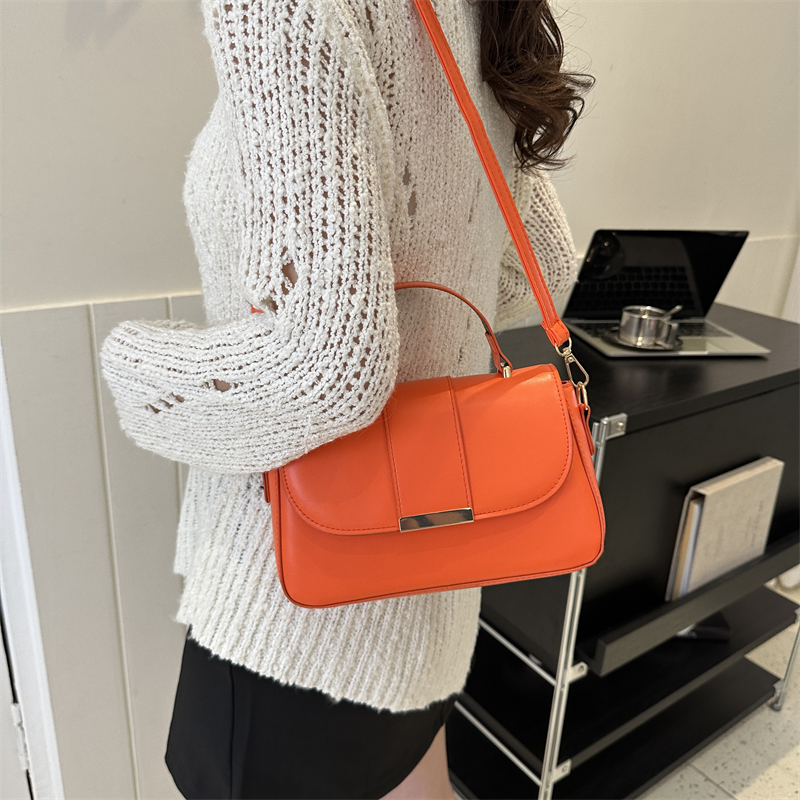 Women's Pu Leather Solid Color Elegant Classic Style Square Flip Cover Shoulder Bag Handbag Crossbody Bag display picture 2