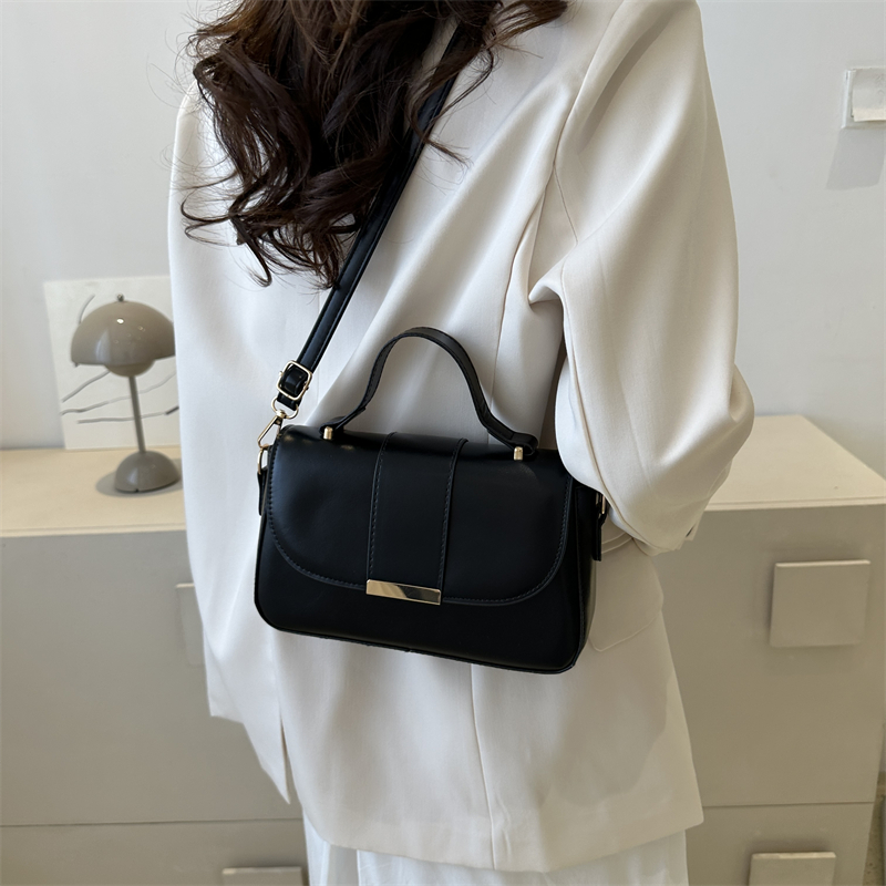 Women's Pu Leather Solid Color Elegant Classic Style Square Flip Cover Shoulder Bag Handbag Crossbody Bag display picture 8