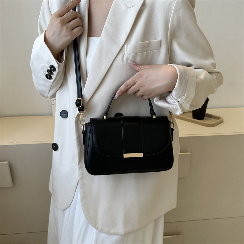 Women's Pu Leather Solid Color Elegant Classic Style Square Flip Cover Shoulder Bag Handbag Crossbody Bag display picture 6