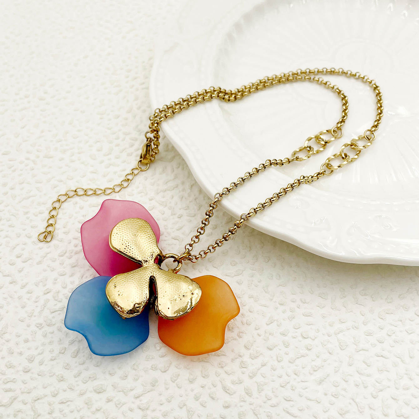 304 Stainless Steel Arylic 14K Gold Plated Casual Commute Plating Petal Acrylic Necklace display picture 2