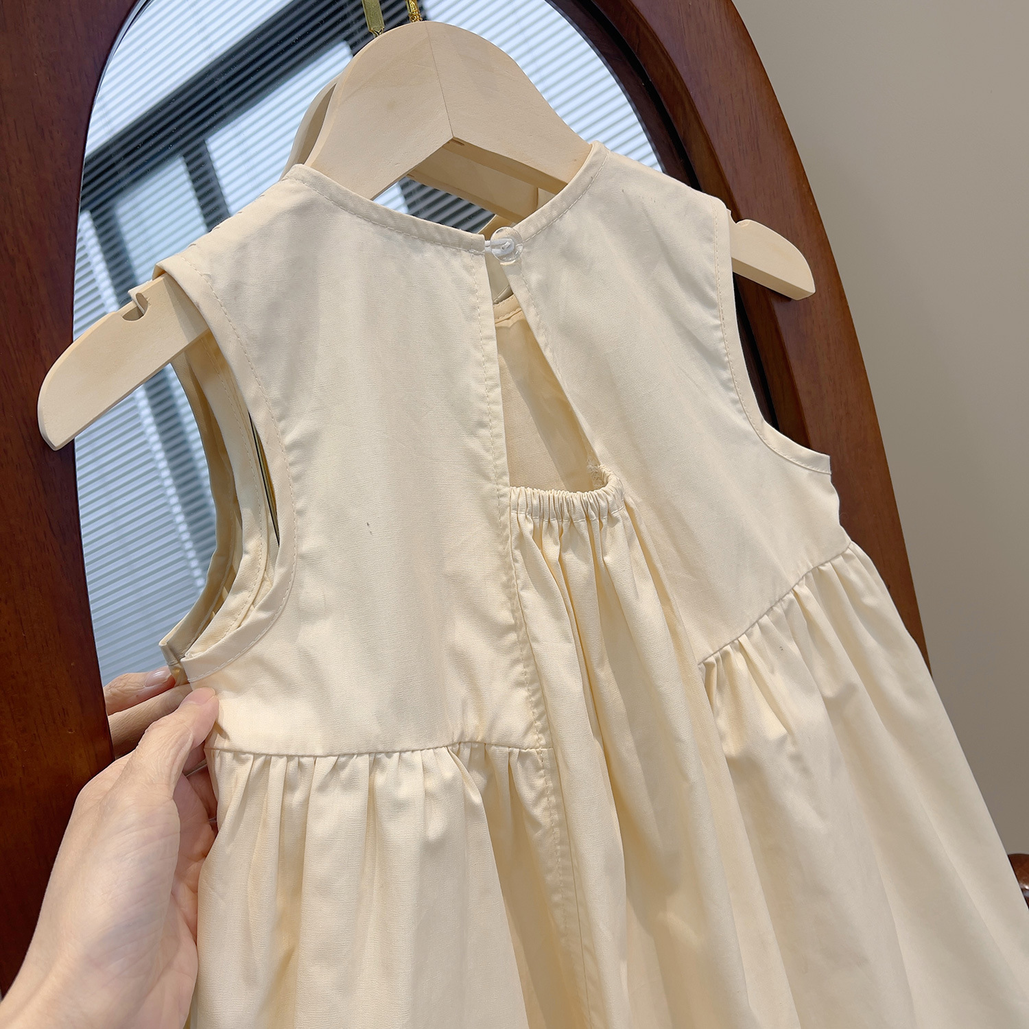 Casual Cute Simple Style Solid Color Pleated Cotton Girls Dresses display picture 3
