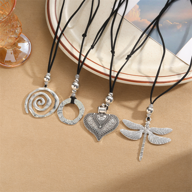 Retro Commute Round Alloy Plating Silver Plated Women's Pendant Necklace display picture 4