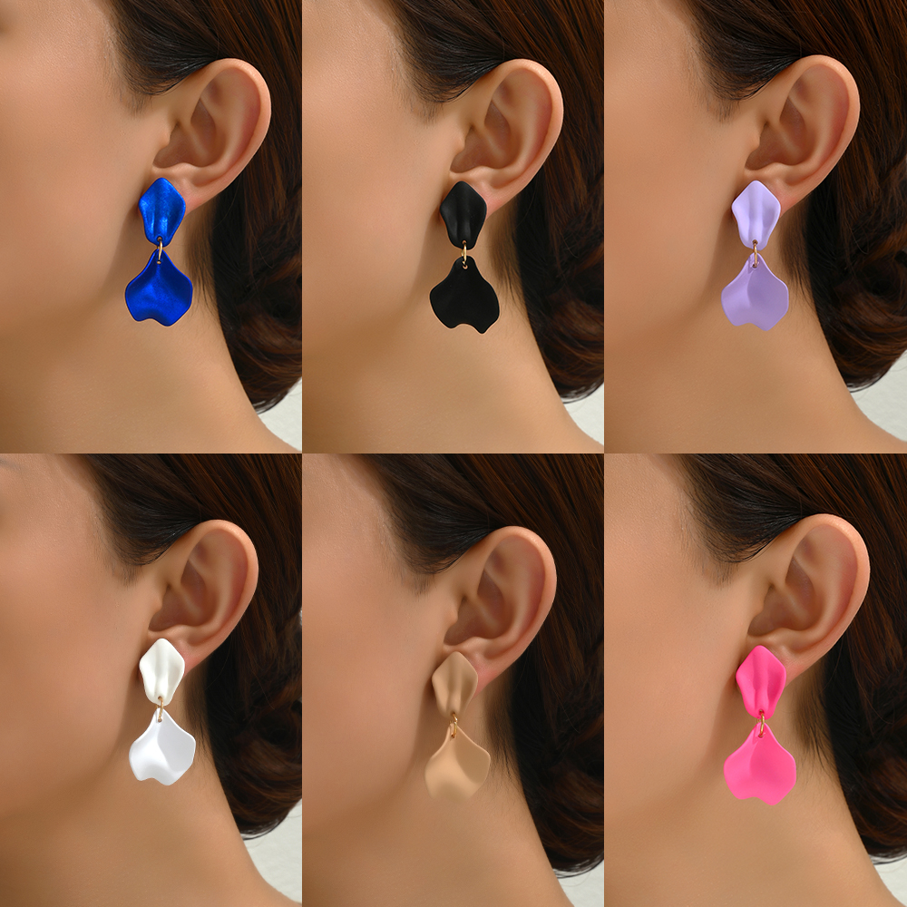 1 Pair Elegant Streetwear Petal Spray Paint Resin Zinc Alloy Drop Earrings display picture 6