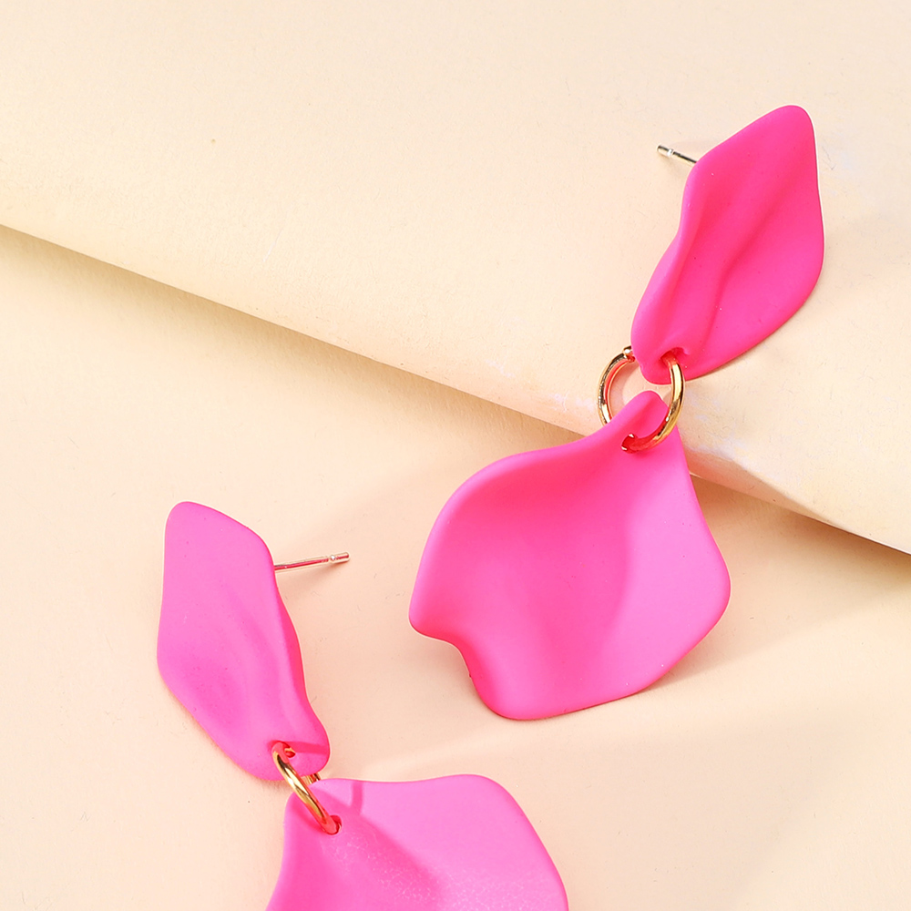 1 Pair Elegant Streetwear Petal Spray Paint Resin Zinc Alloy Drop Earrings display picture 4