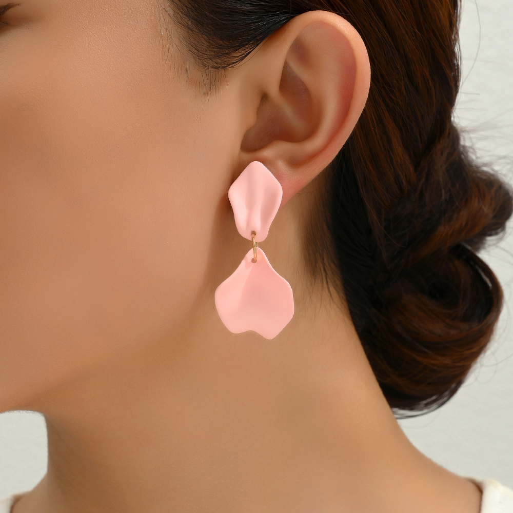1 Pair Elegant Streetwear Petal Spray Paint Resin Zinc Alloy Drop Earrings display picture 10