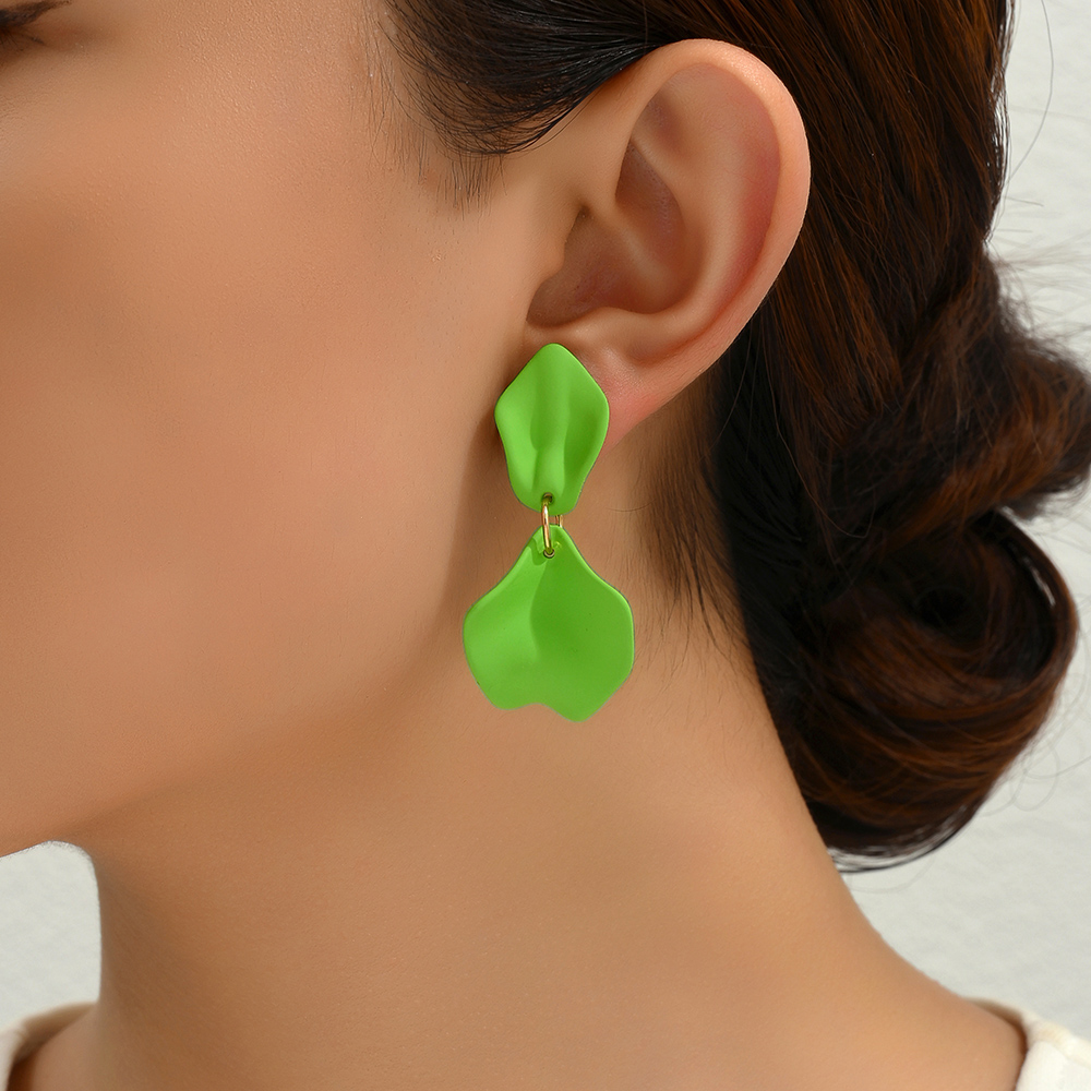 1 Pair Elegant Streetwear Petal Spray Paint Resin Zinc Alloy Drop Earrings display picture 11