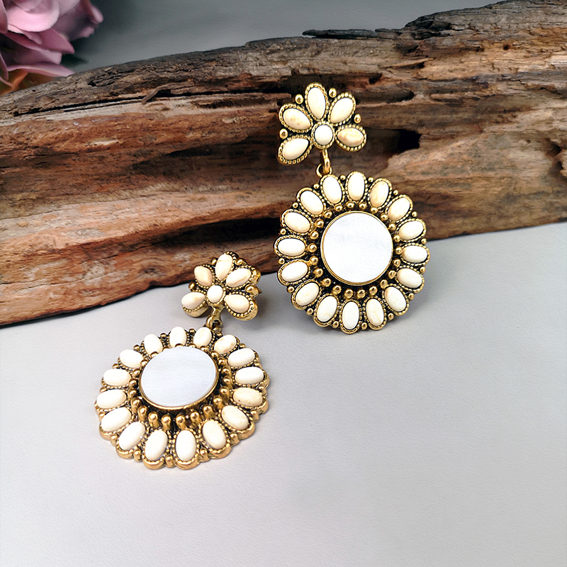 1 Pair Classical Retro Round Plating Inlay Alloy Turquoise Shell Gold Plated Drop Earrings display picture 5