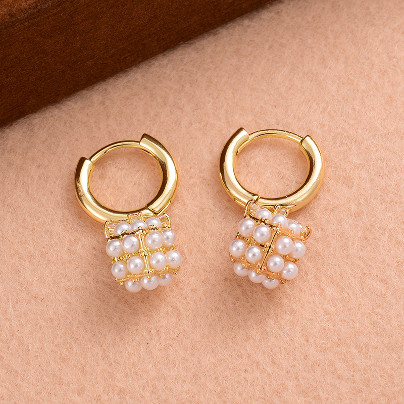 1 Paire Style Ig Élégant Géométrique Placage Tridimensionnel Incruster Le Cuivre Perle Zircon Plaqué Or 14k Boucles D'oreilles display picture 2