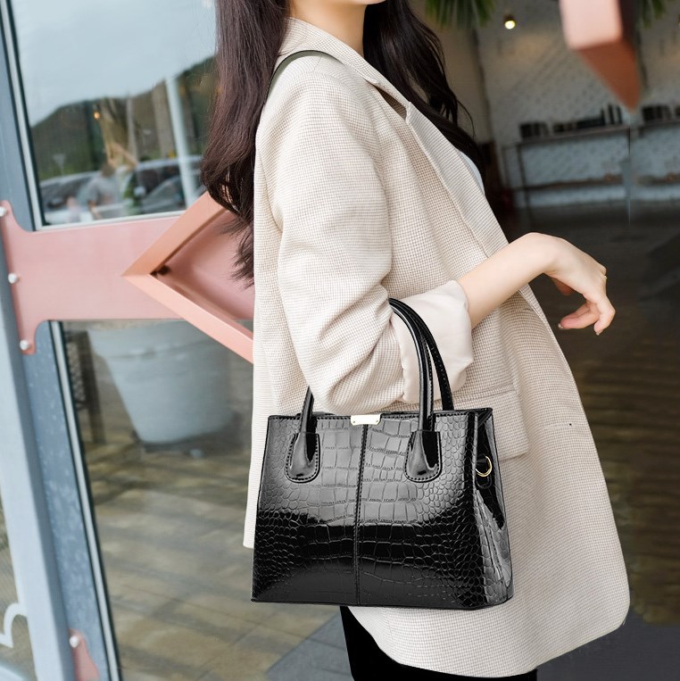 Women's Large Pu Leather Solid Color Elegant Basic Square Zipper Shoulder Bag Handbag Crossbody Bag display picture 3
