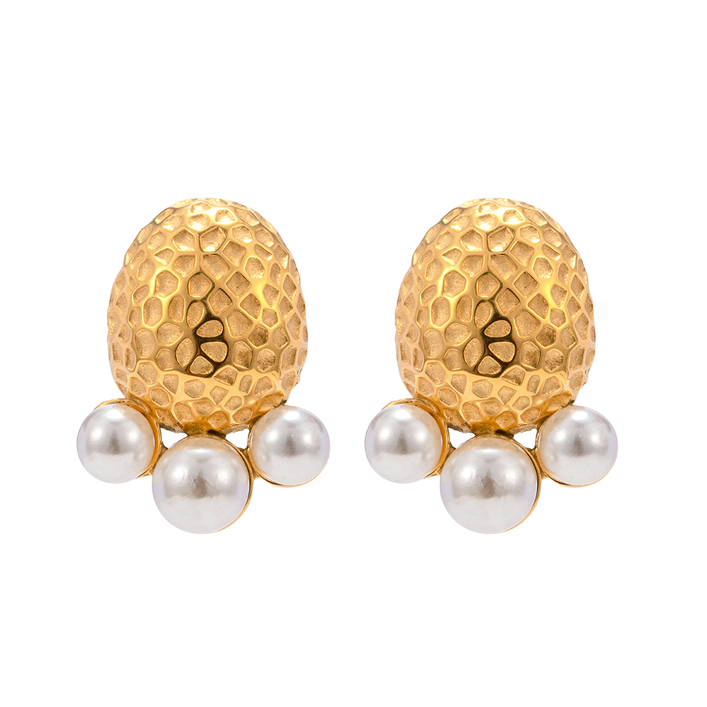 1 Pair Elegant Classic Style Oval Hammer Pattern Plating Inlay Stainless Steel Artificial Pearls 18k Gold Plated Earrings display picture 1