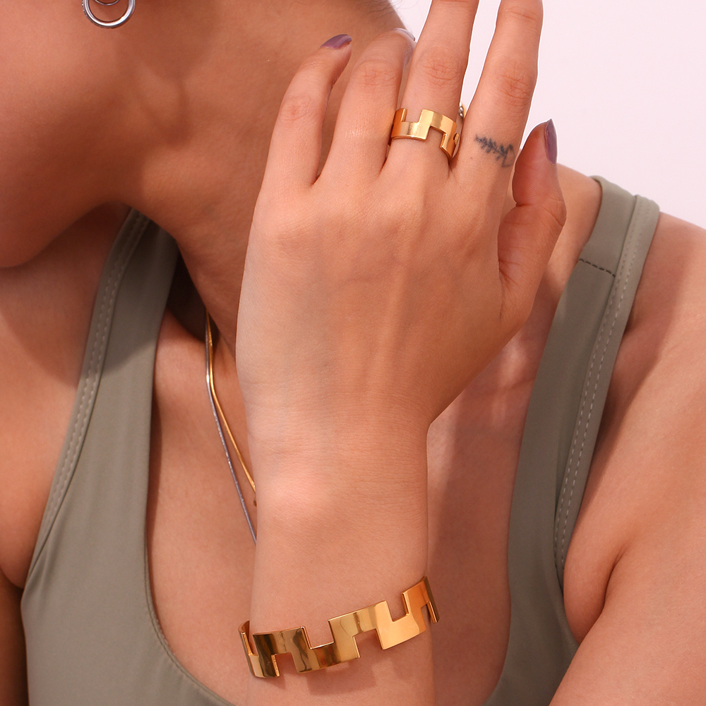 Einfacher Stil Einfarbig Rostfreier Stahl 18 Karat Vergoldet Ringe Armbänder display picture 3