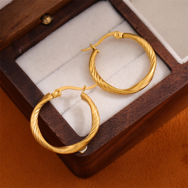 1 Pair Retro Round Plating Stainless Steel 18K Gold Plated Hoop Earrings display picture 4