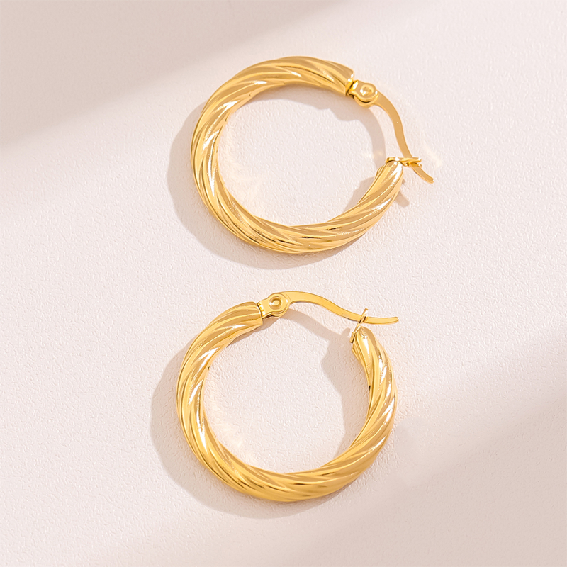 1 Pair Retro Simple Style C Shape Round Plating Stainless Steel 18K Gold Plated Hoop Earrings display picture 5