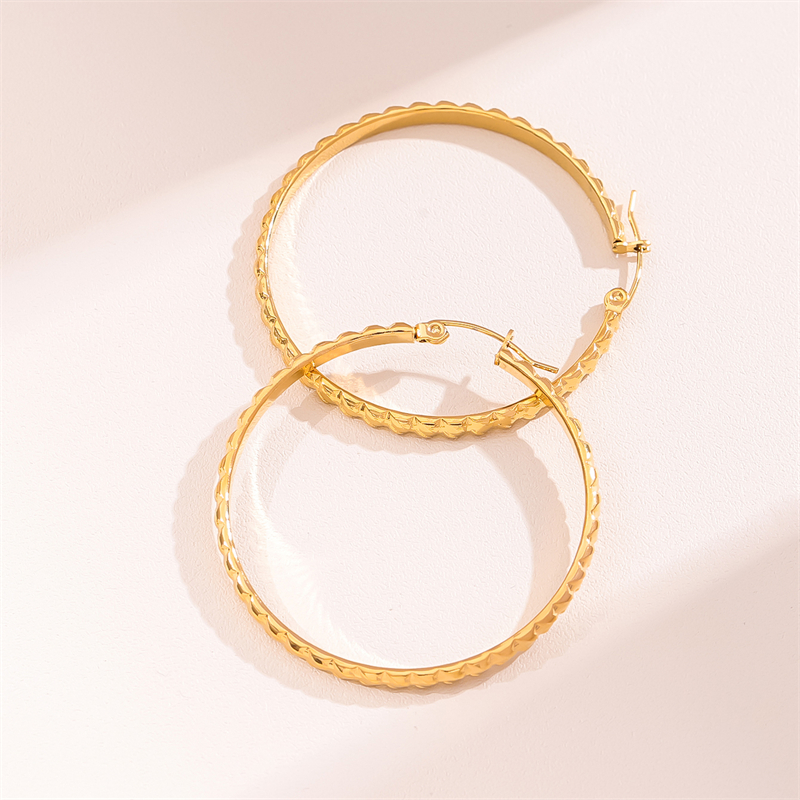 1 Pair Retro Simple Style C Shape Round Plating Stainless Steel 18K Gold Plated Hoop Earrings display picture 2