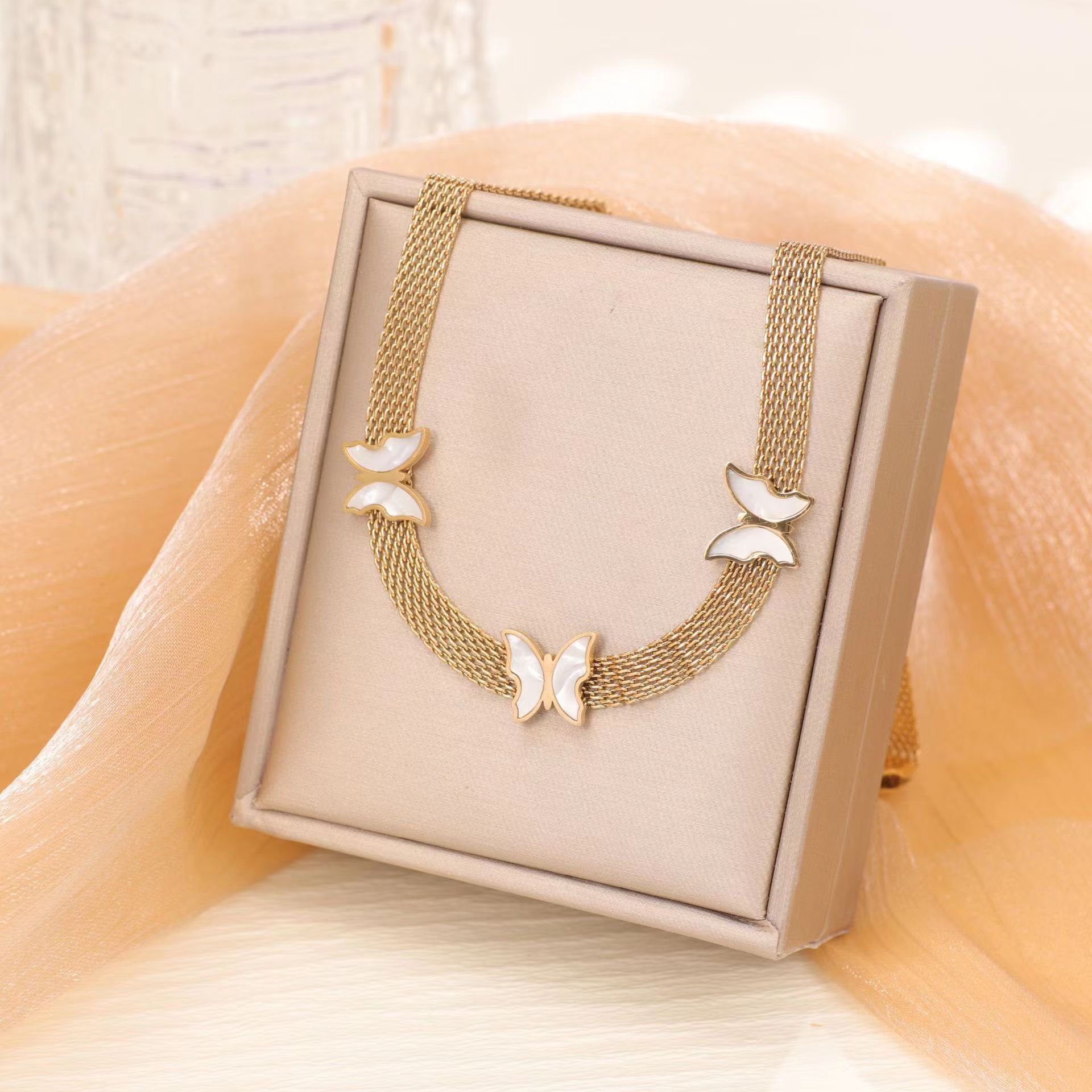 Vintage Style Butterfly 304 Stainless Steel Plating Acrylic 18K Gold Plated Women's Necklace display picture 1