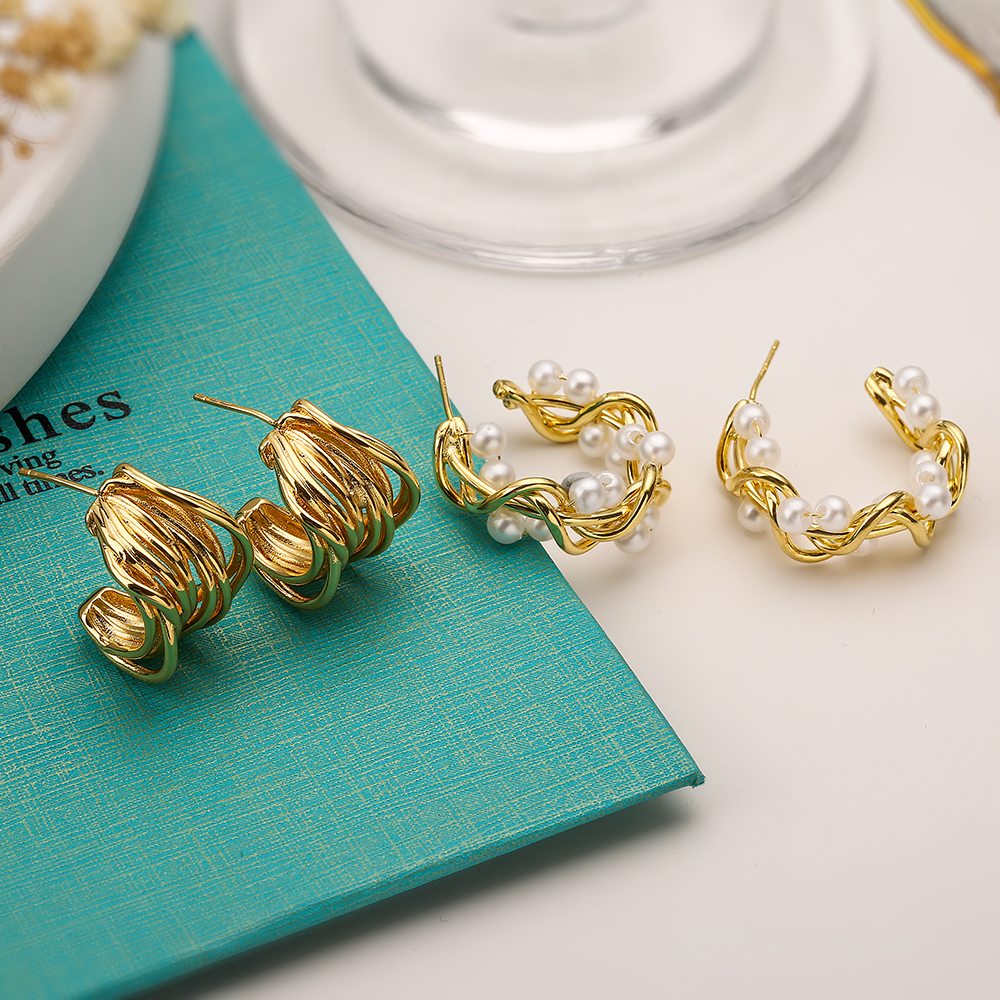 1 Paar Einfacher Stil Pendeln C-form Inlay Kupfer Künstliche Perlen 18 Karat Vergoldet Ohrringe display picture 5