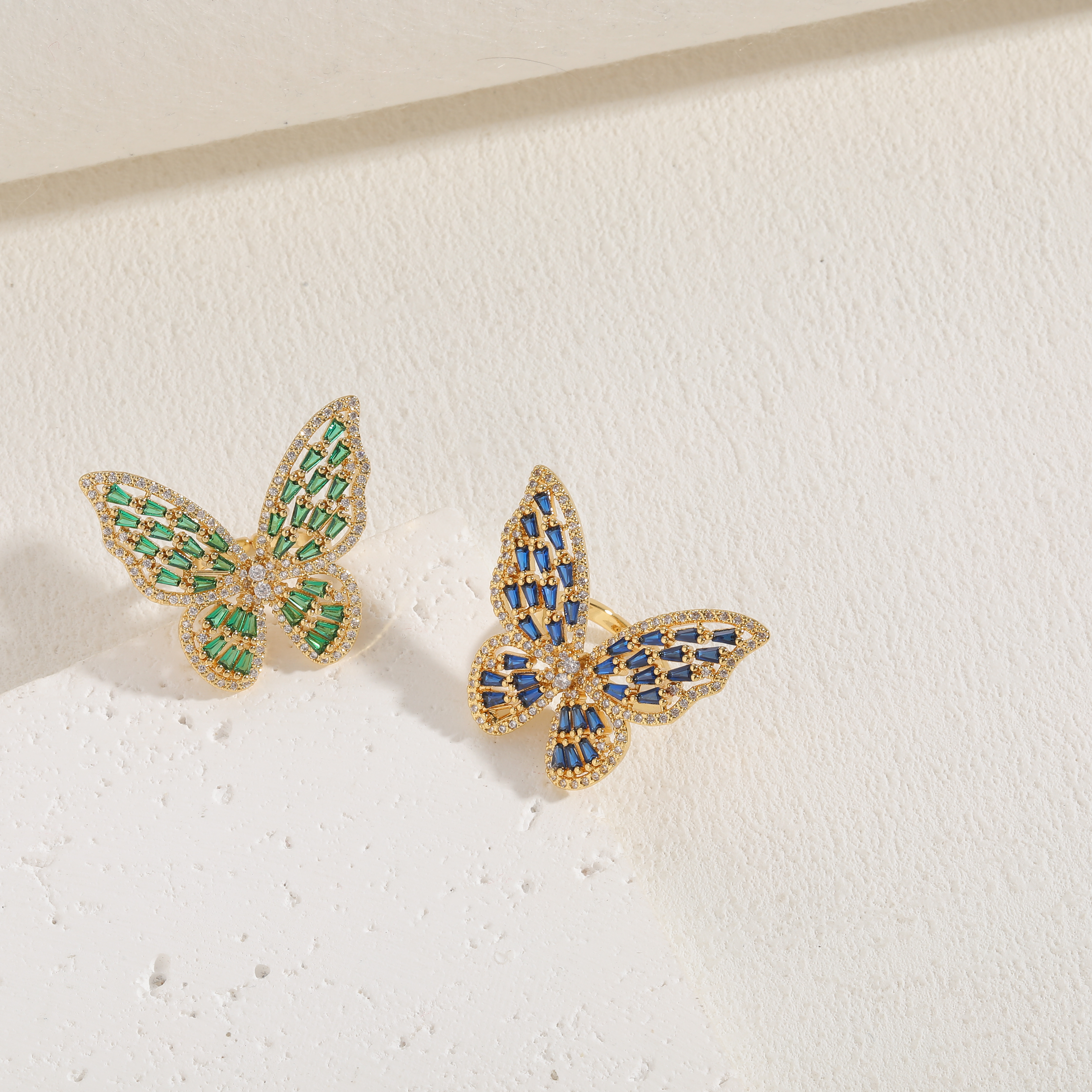 Elegant Klassischer Stil Schmetterling Kupfer Asymmetrisch Überzug Inlay Zirkon 14 Karat Vergoldet Offener Ring display picture 4