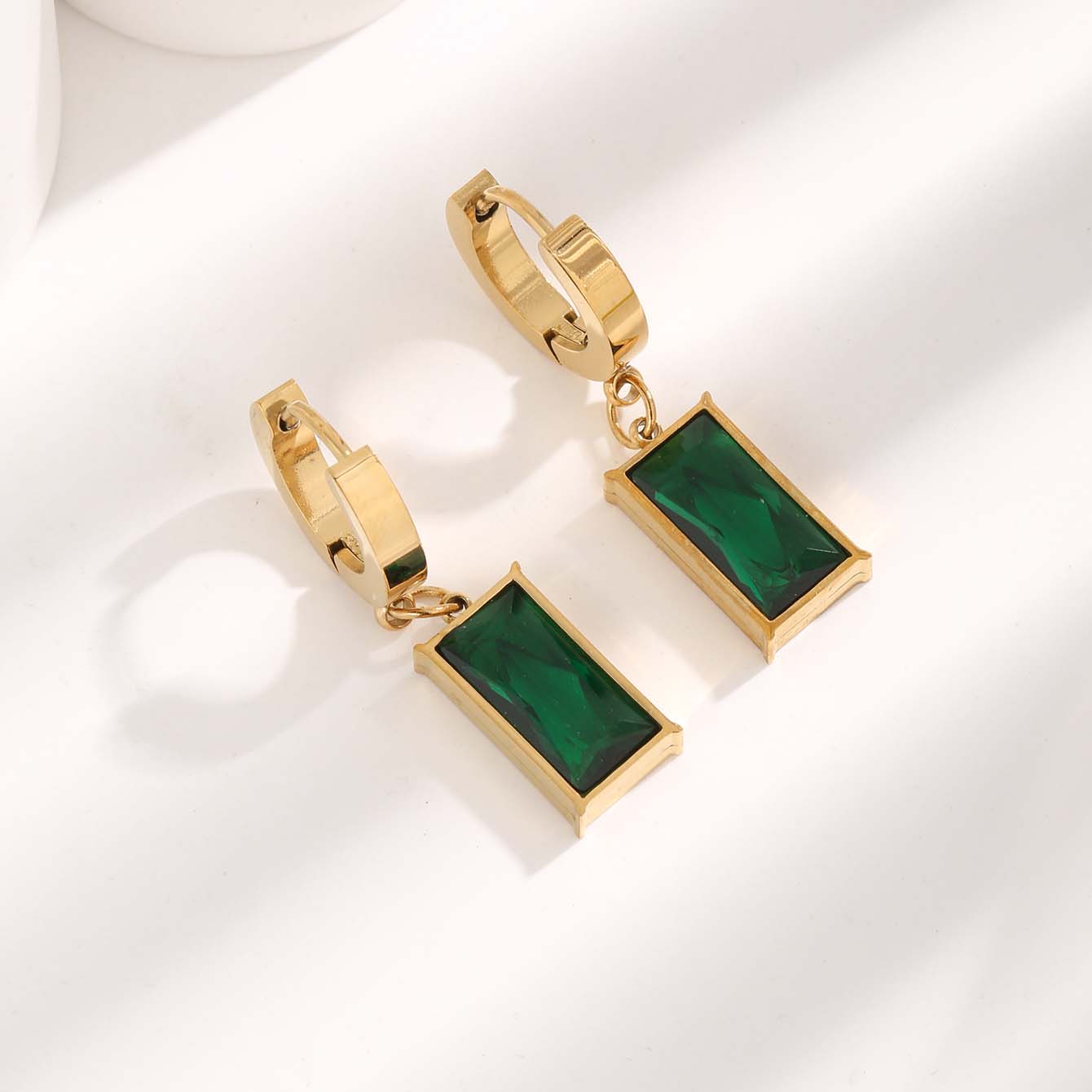 1 Pair Vintage Style Simple Style Rectangle Plating Inlay Titanium Steel Artificial Gemstones Gold Plated Drop Earrings display picture 1