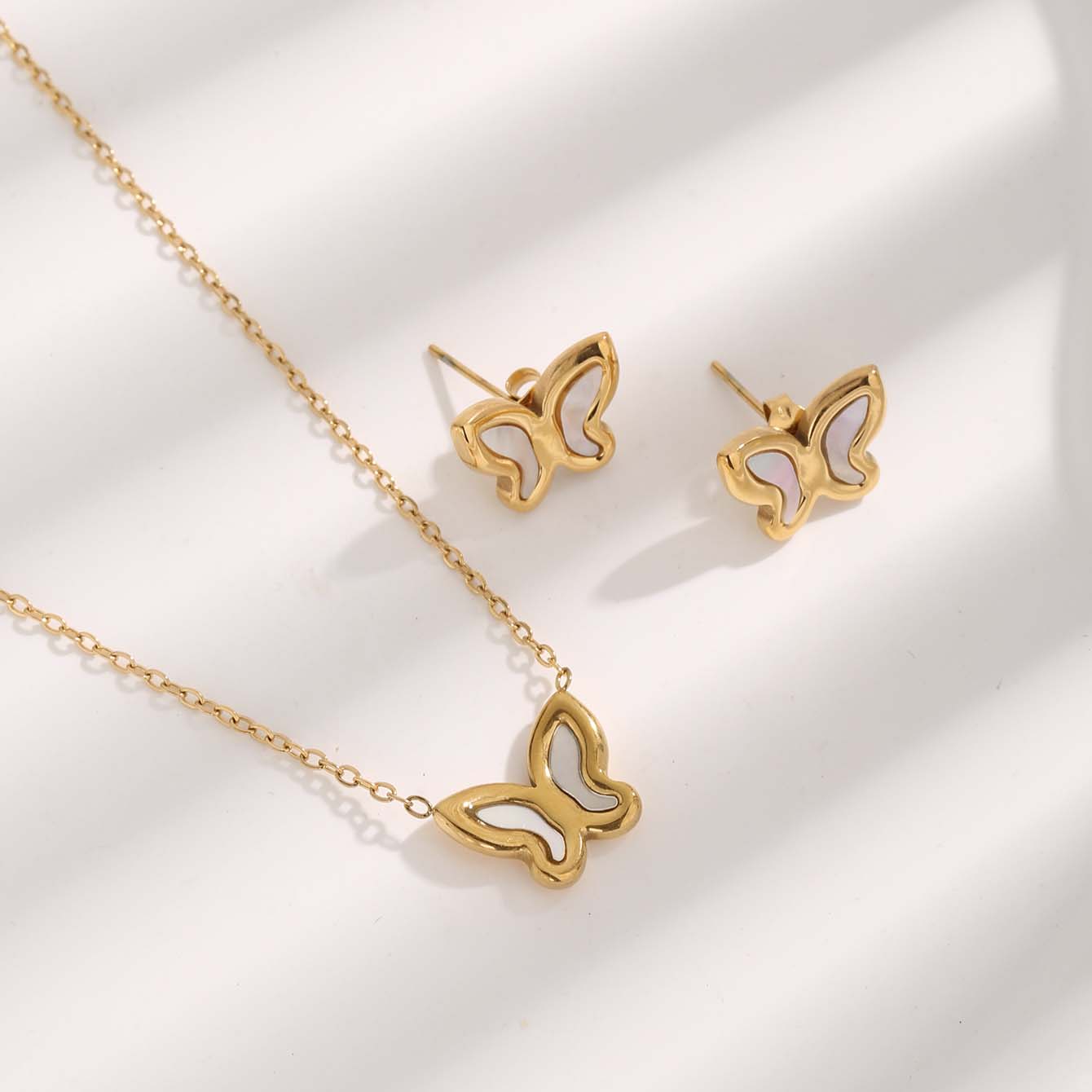 Großhandel Süß Schmetterling Titan Stahl Überzug Inlay Vergoldet Ohrringe Halskette display picture 1