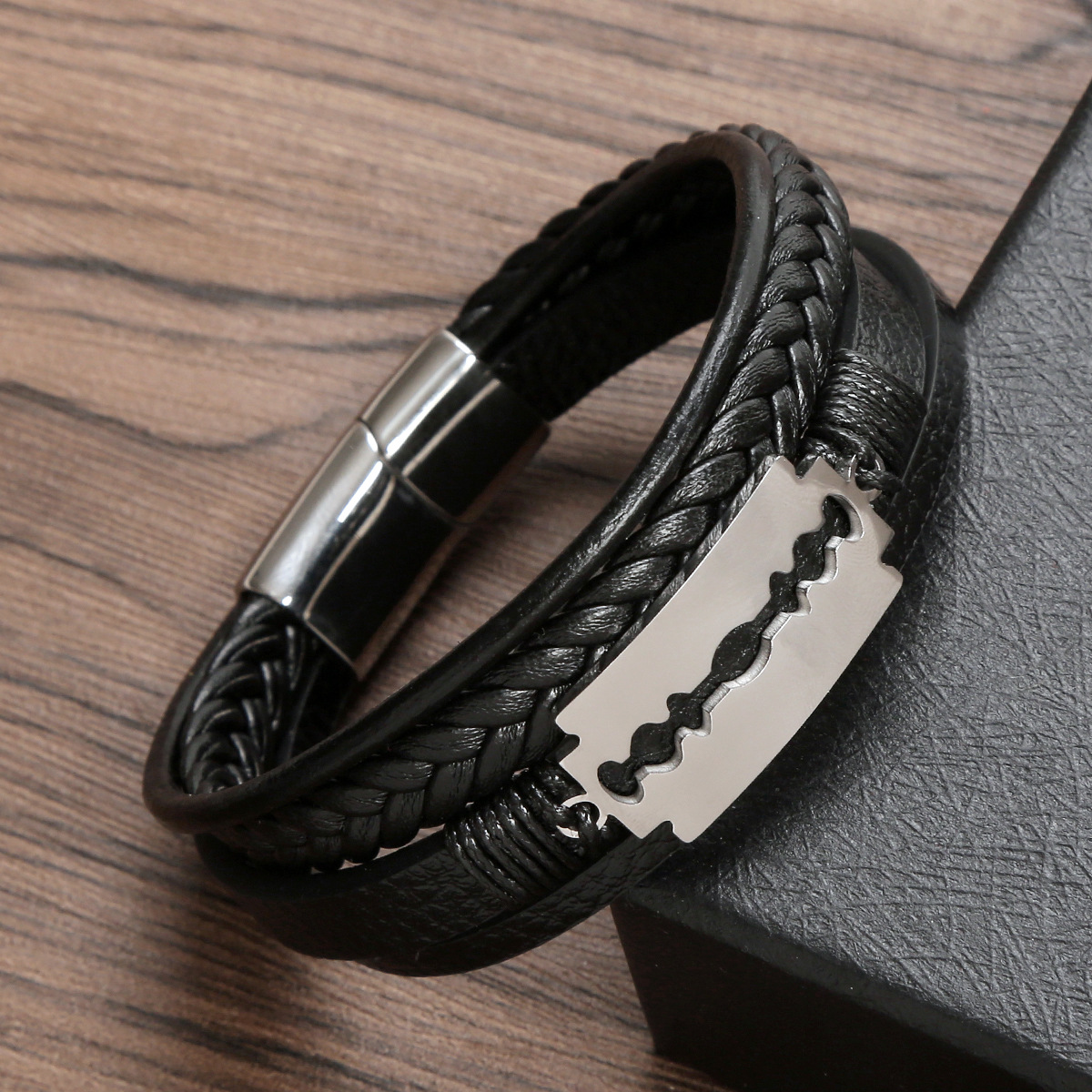 Glam Luxurious Solid Color Blade Solid Color Stainless Steel Pu Leather Handmade Men's Bangle display picture 4