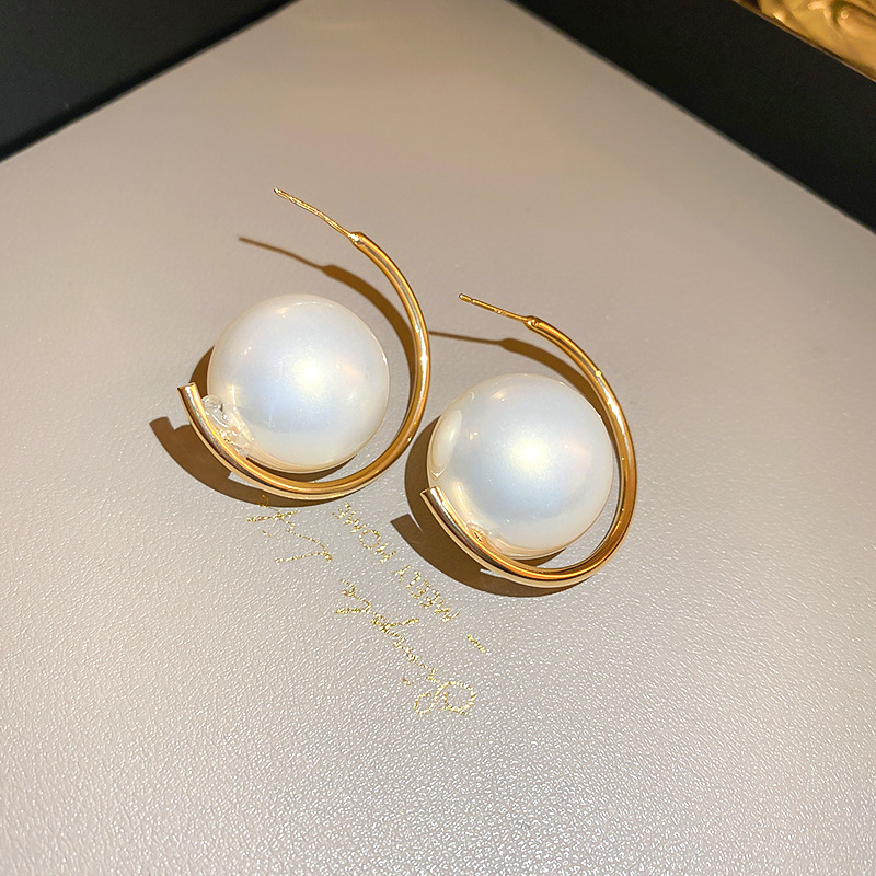 1 Pair Luxurious Simple Style Round Plating Inlay Alloy Artificial Pearls 18k Gold Plated Ear Studs display picture 2