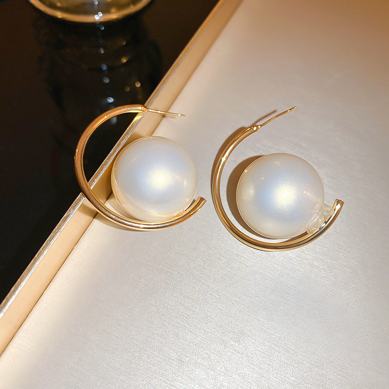 1 Pair Luxurious Simple Style Round Plating Inlay Alloy Artificial Pearls 18k Gold Plated Ear Studs display picture 3