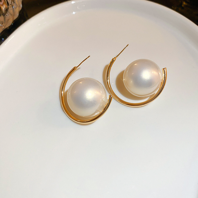 1 Pair Luxurious Simple Style Round Plating Inlay Alloy Artificial Pearls 18k Gold Plated Ear Studs display picture 6