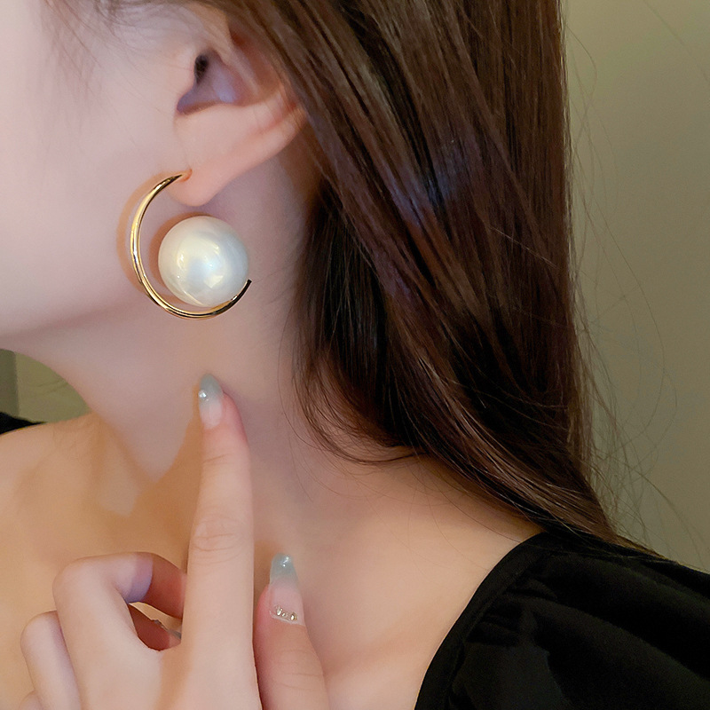 1 Pair Luxurious Simple Style Round Plating Inlay Alloy Artificial Pearls 18k Gold Plated Ear Studs display picture 7
