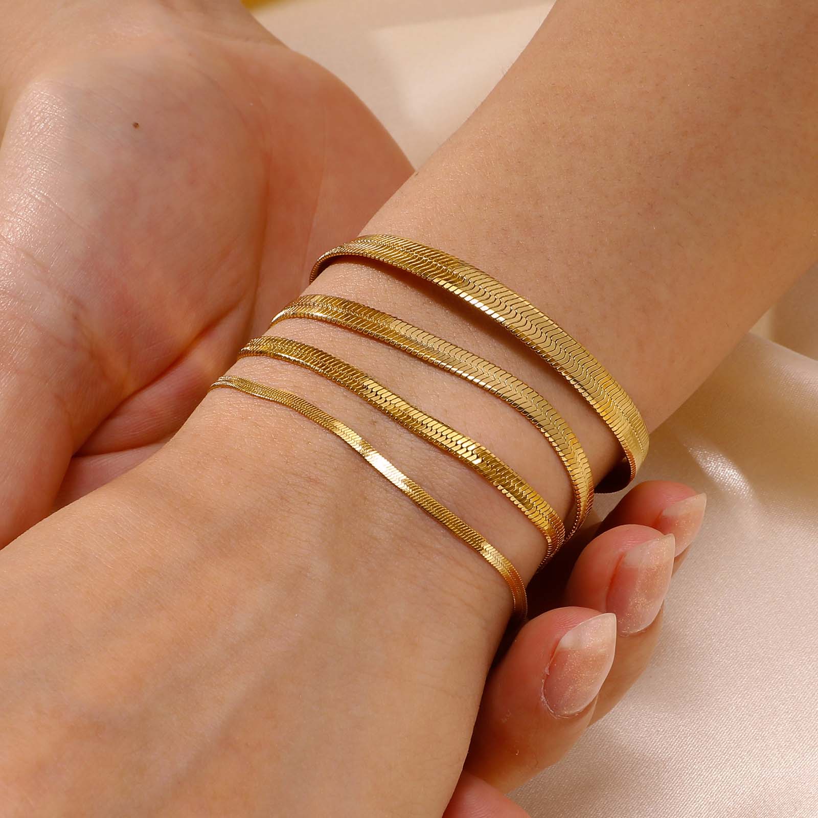 IG Style Classic Style Solid Color 304 Stainless Steel 18K Gold Plated Bracelets In Bulk display picture 1