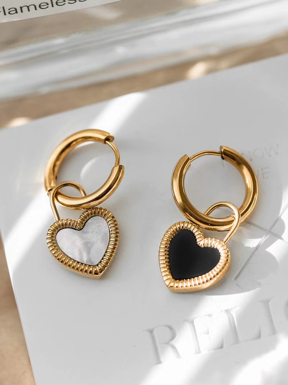 1 Pair Casual Simple Style Heart Shape Plating Inlay Titanium Steel Acrylic 18K Gold Plated Earrings display picture 3