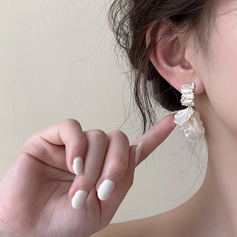1 Pair Sweet Petal Inlay Alloy Rhinestones Drop Earrings display picture 1