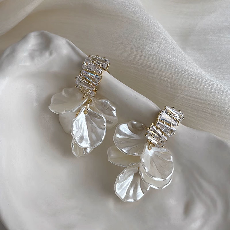 1 Pair Sweet Petal Inlay Alloy Rhinestones Drop Earrings display picture 3
