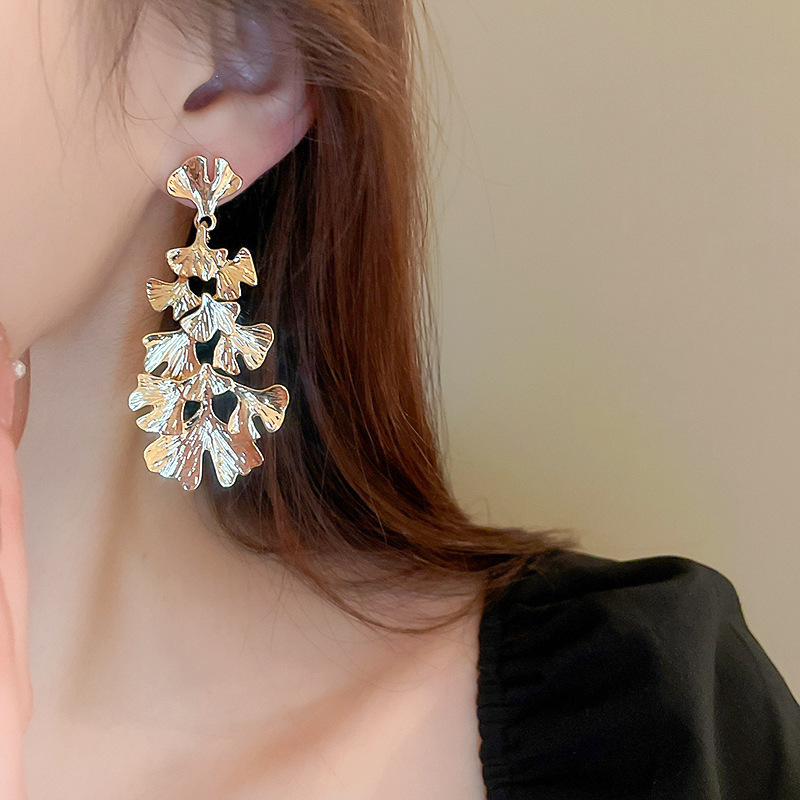 1 Pair Vintage Style Leaves Plating Alloy Gold Plated Drop Earrings display picture 4