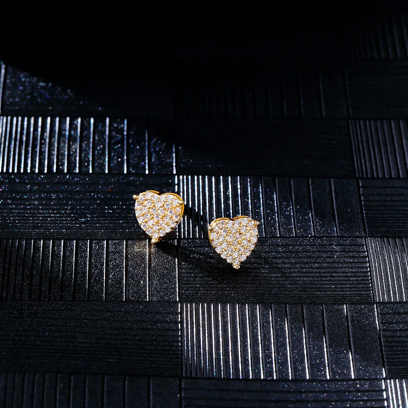 1 Pair Hip-Hop Cool Style Shiny Heart Shape Plating Inlay Copper Zircon Ear Studs display picture 1