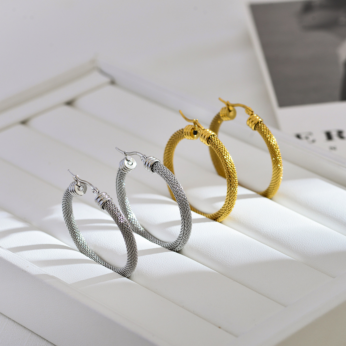 1 Pair Elegant Classic Style Solid Color Plating Stainless Steel 18k Gold Plated Hoop Earrings display picture 1