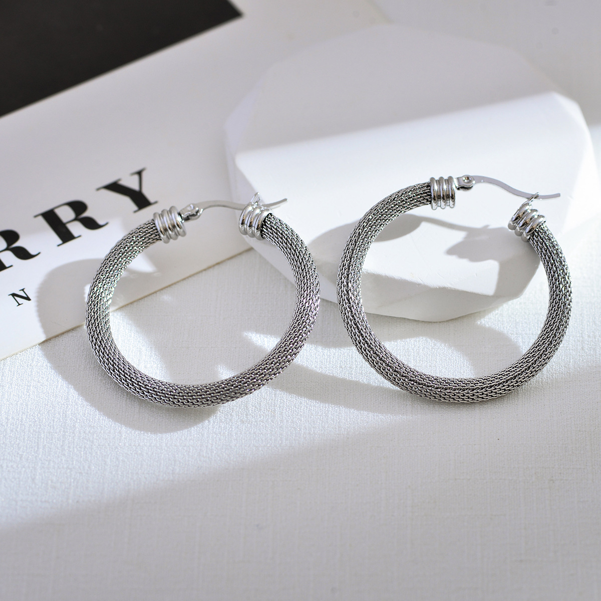 1 Pair Elegant Classic Style Solid Color Plating Stainless Steel 18k Gold Plated Hoop Earrings display picture 2