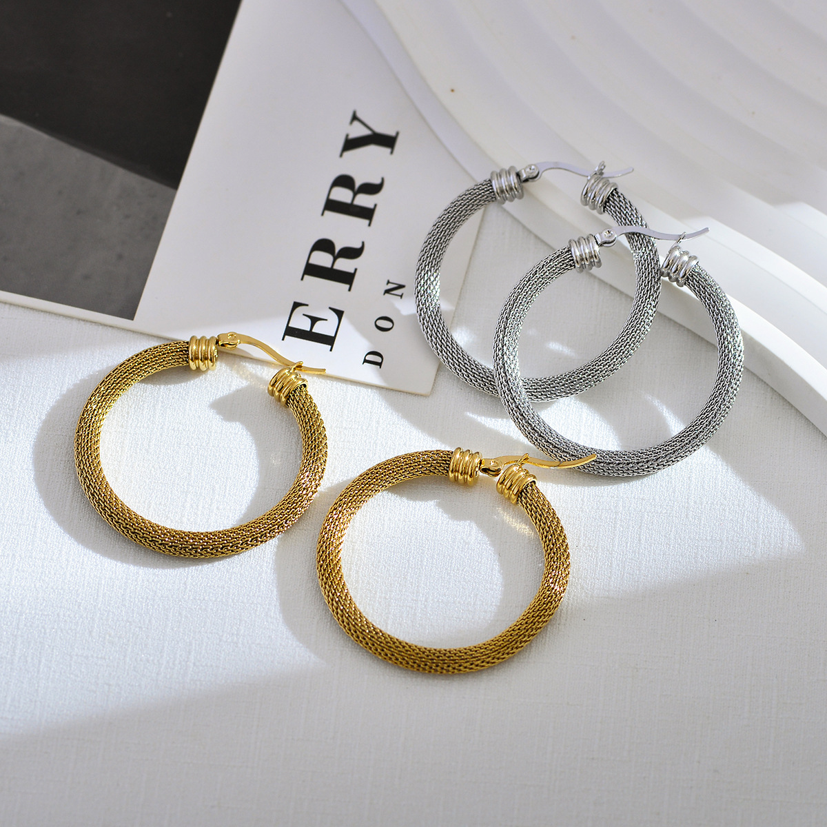 1 Pair Elegant Classic Style Solid Color Plating Stainless Steel 18k Gold Plated Hoop Earrings display picture 4