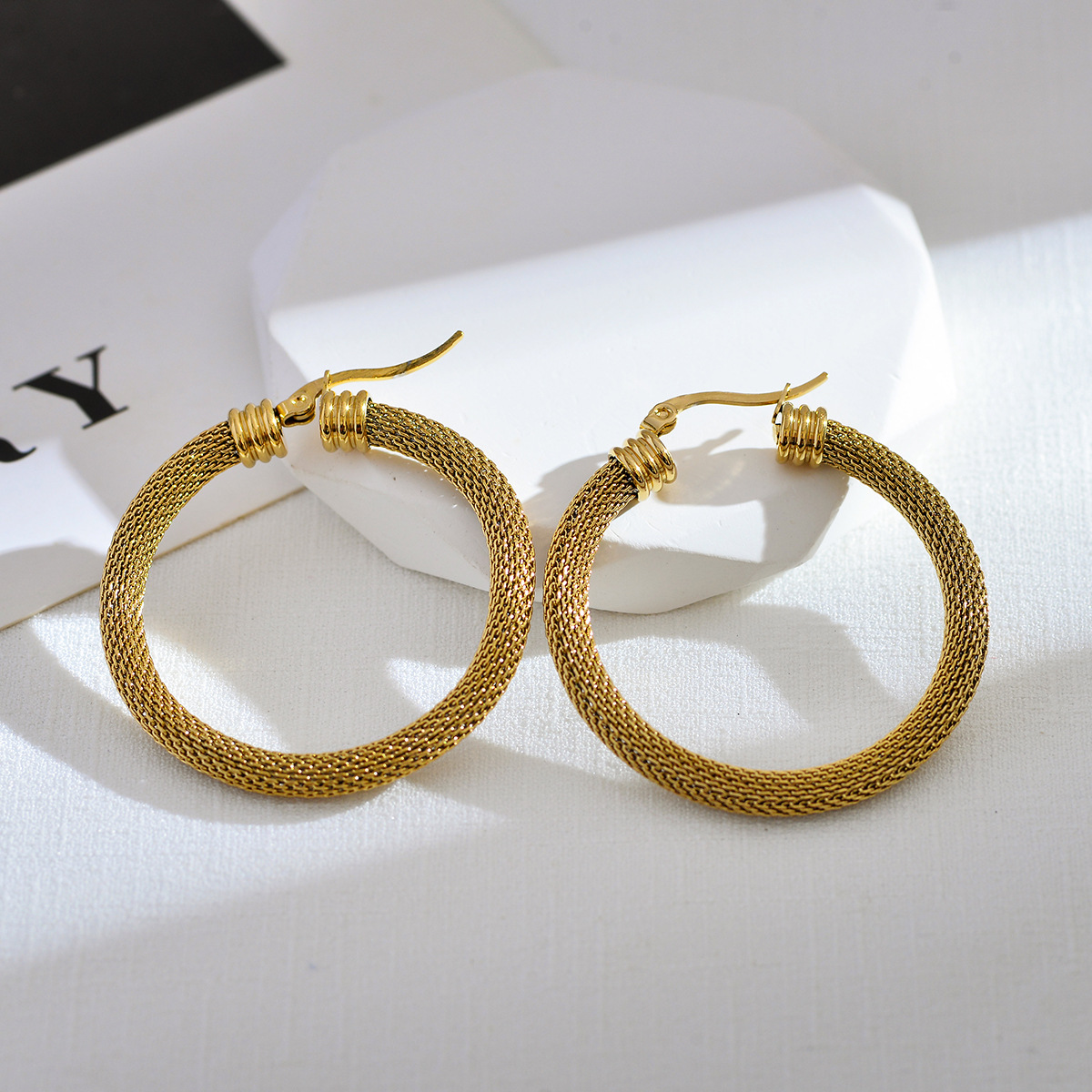 1 Pair Elegant Classic Style Solid Color Plating Stainless Steel 18k Gold Plated Hoop Earrings display picture 3