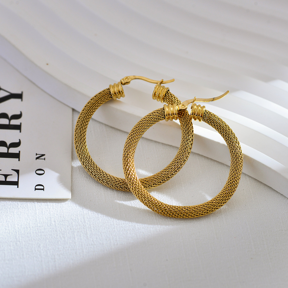 1 Pair Elegant Classic Style Solid Color Plating Stainless Steel 18k Gold Plated Hoop Earrings display picture 5